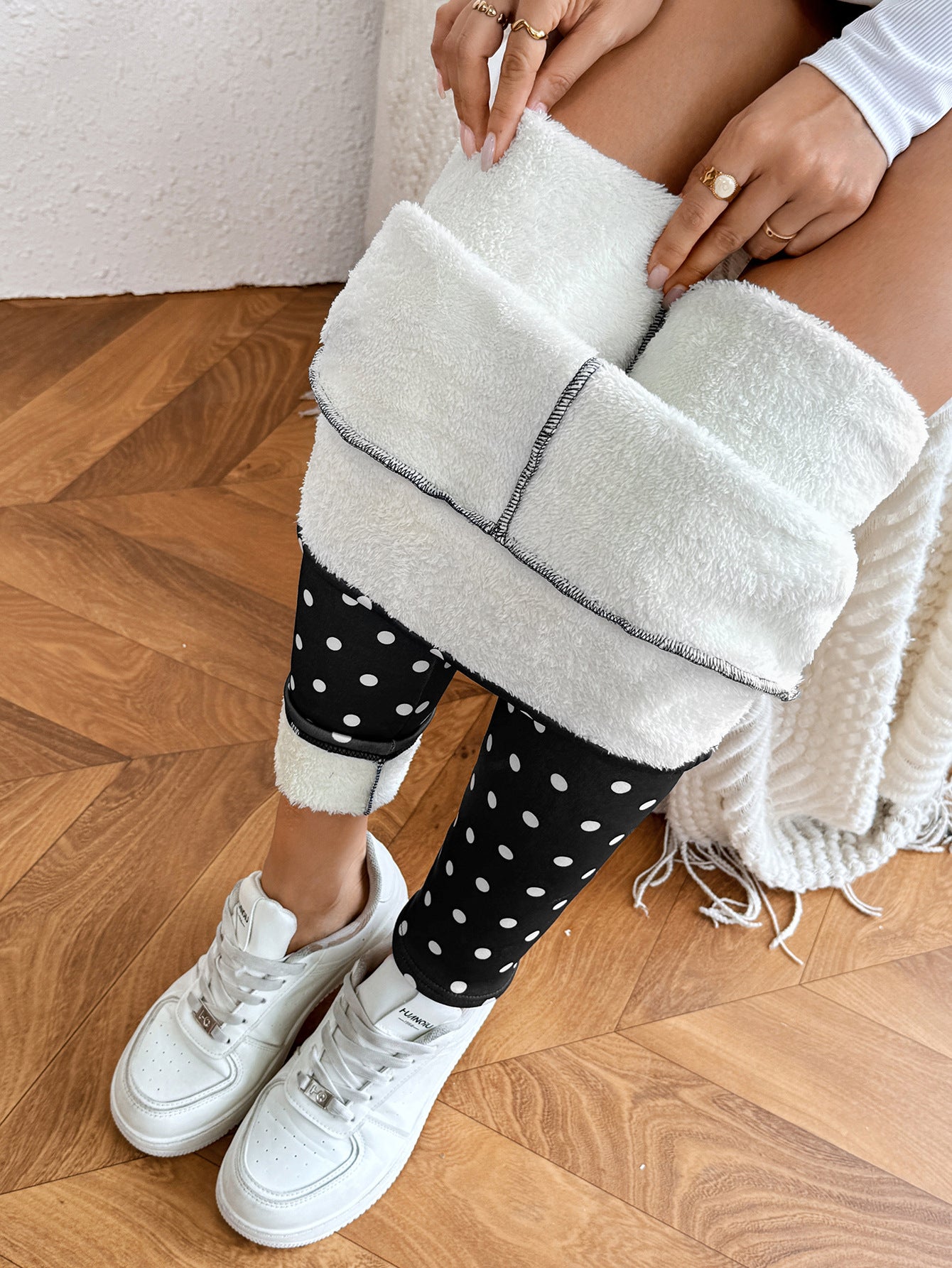 Hot-Selling Lamb Wool Polka Dot Print High-Waisted Slim Fit Warm Women's Leggings Winter New Tight-Fitting